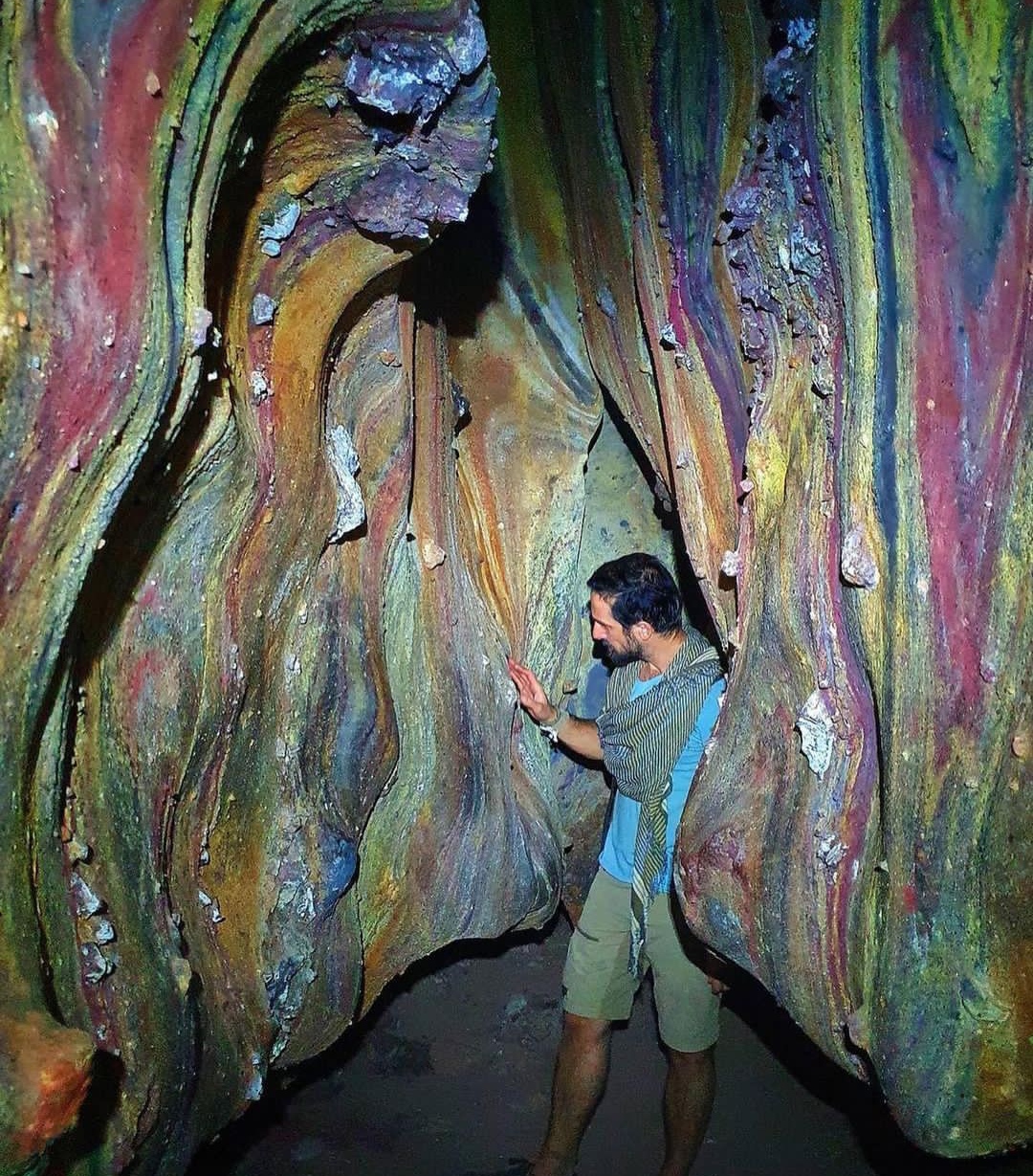 وجود طیف وسیع رنگ‌ها در غار رنگین‌کمان